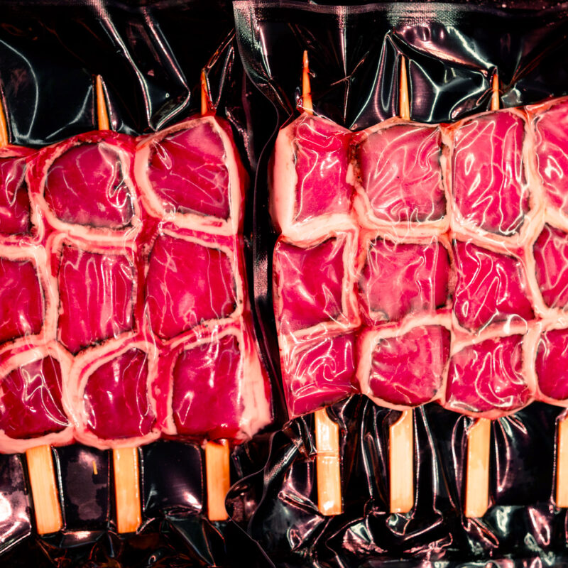 Artigianalità Involtini di carne su spiedini confezionati sottovuoto, pronti per la vendita o la cottura