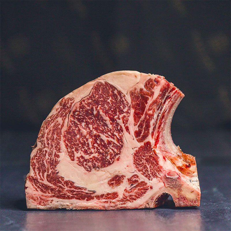 Selezione M³ selezione di carne frollata su ripiano scuro