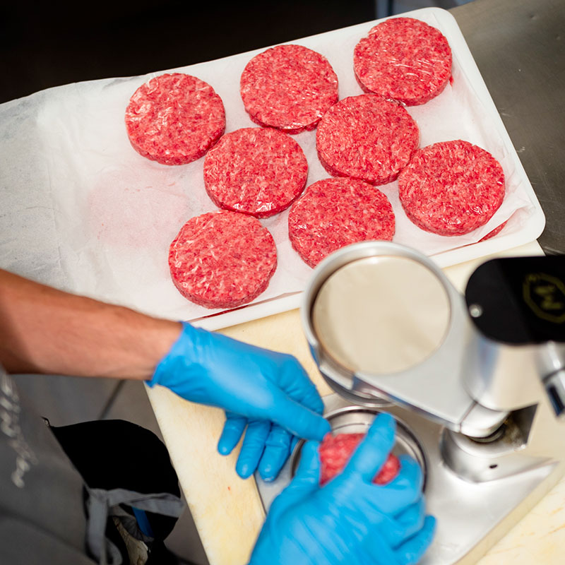 Artigianalità hamburger di carne disposti su un ripiano