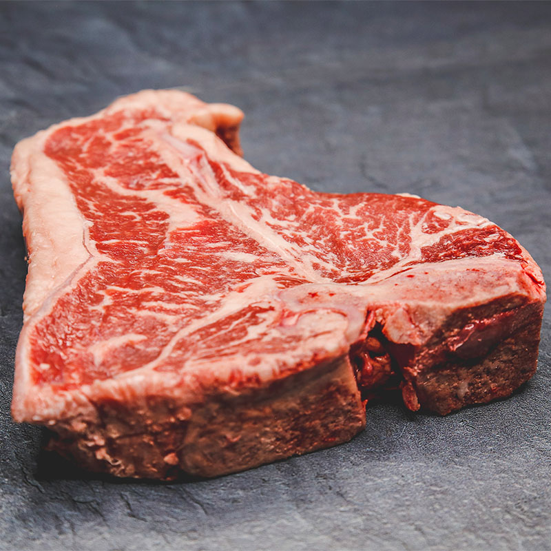Selezione M³ carne frollata su ripiano scuro
