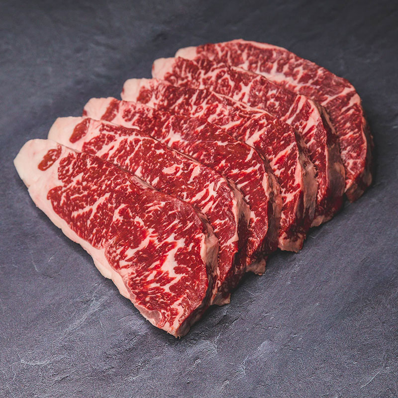 Macelleria selezione di carne bovina su ripiano scuro