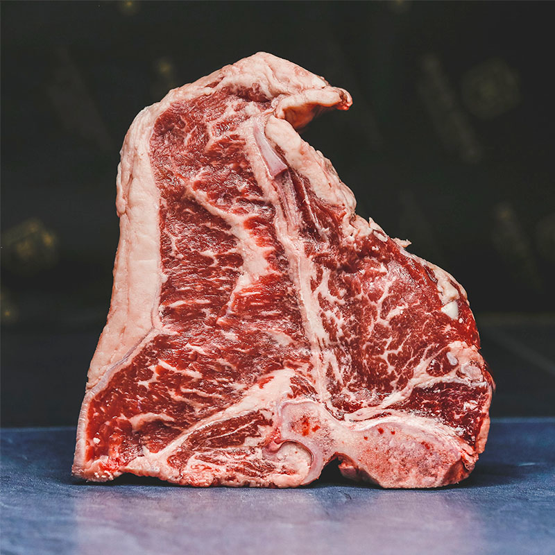 Selezione M³ dry aging steak su ripiano scuro