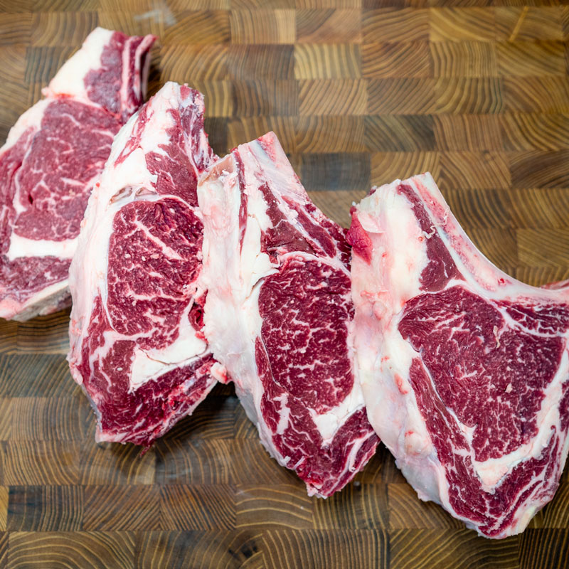 Dry Aged Steak selezione di dry aged steak su ripiano in legno