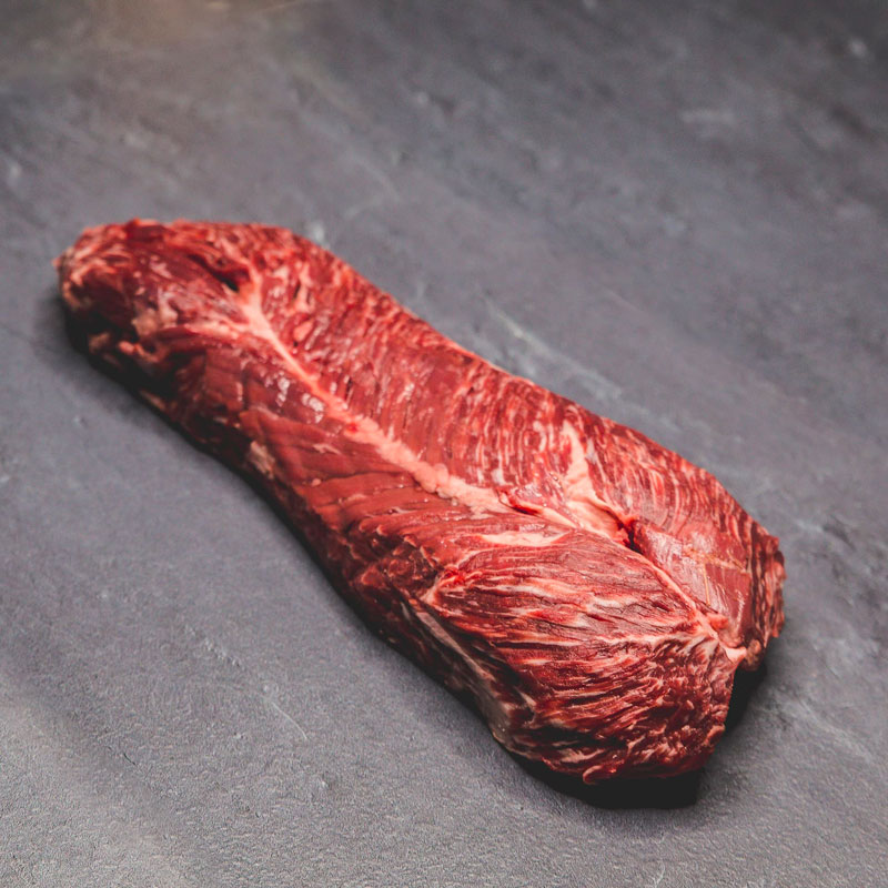 Hanger Steak Taglio di hanger steak su sfondo scuro