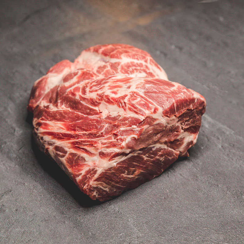 Pork Butt Taglio di carne bovina pork butt marmorizzata su sfondo scuro