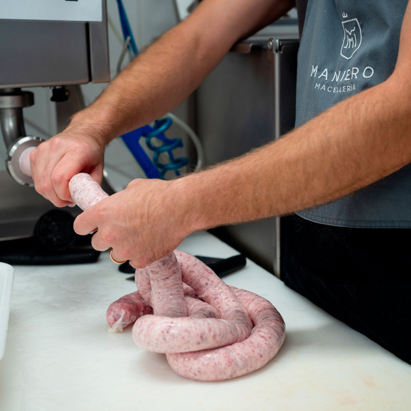 Artigianalità macellaio che prepara degli insaccati di carne