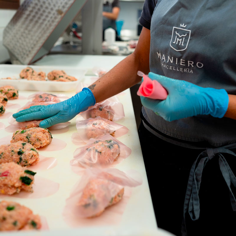 Artigianalità Macellaio che prepara gli hamburger di carne