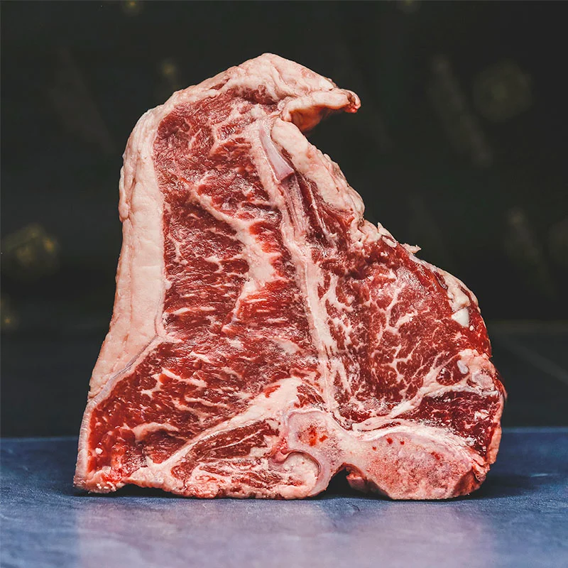 Dry Aged Steak Taglio di dry aged steak su sfondo scuro