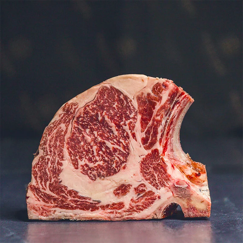 Dry Aged Steak Taglio di dry aged steak su sfondo scuro