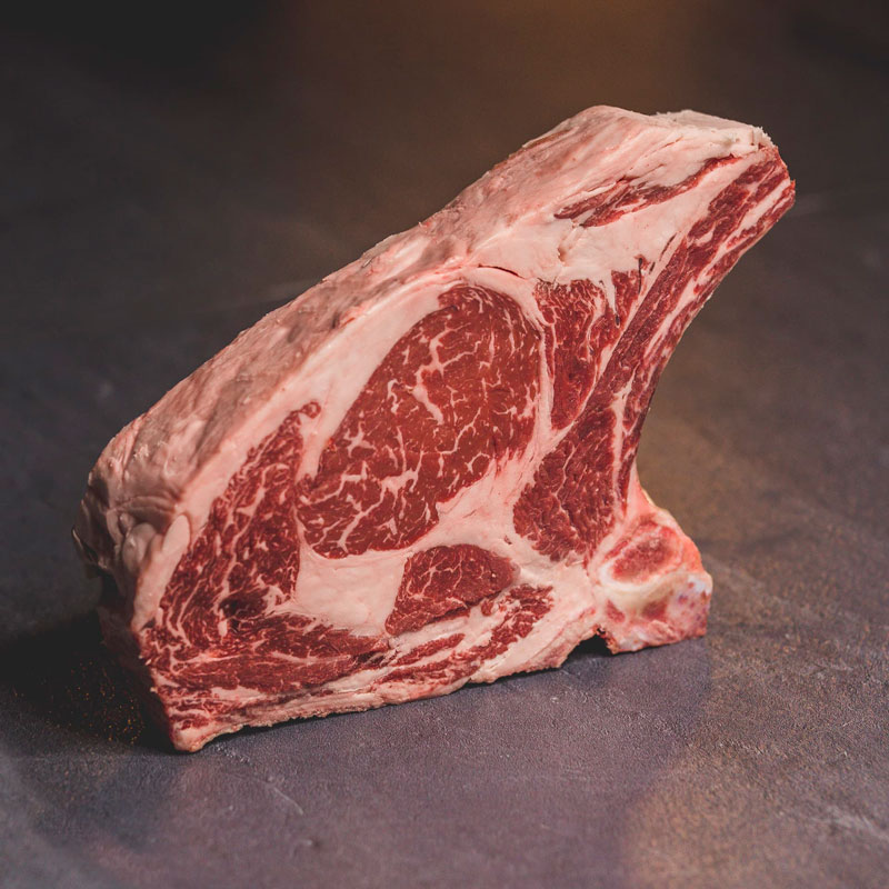 Dry Aged Steak Taglio di dry aged steak su sfondo scuro