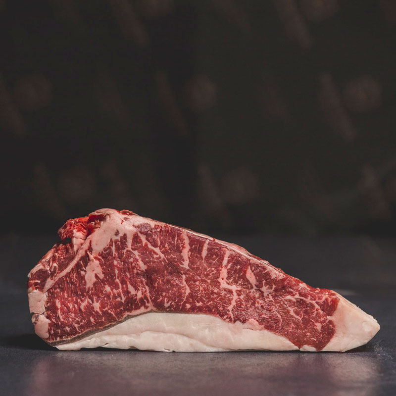 Dry Aged Steak Taglio di dry aged steak su sfondo scuro