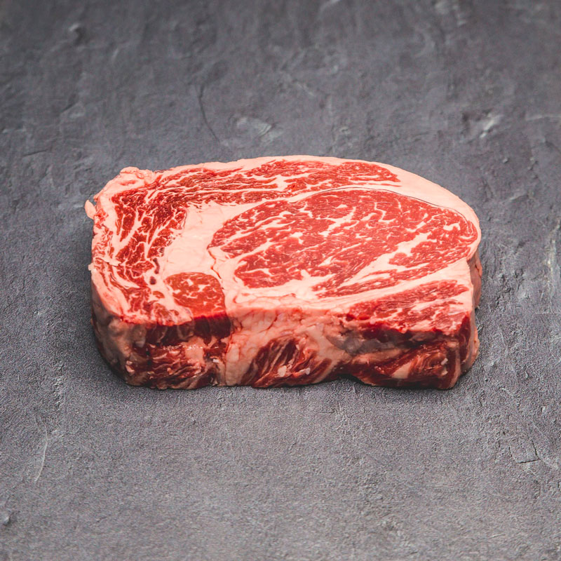 Dry Aged Steak Taglio di dry aged steak su sfondo scuro