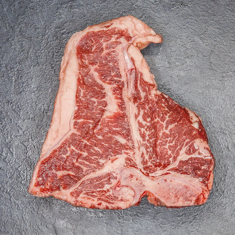 Dry Aged Steak Taglio di dry aged steak su sfondo scuro