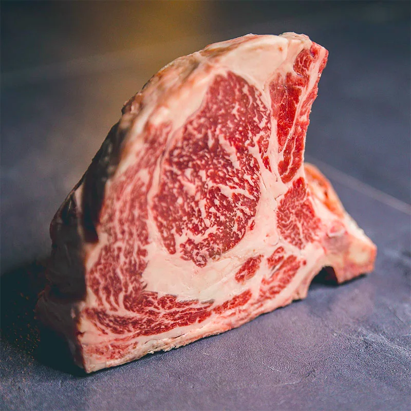 Dry Aged Steak Taglio di dry aged steak su sfondo scuro